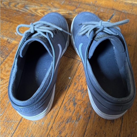 Nike - Picture 4 of 6